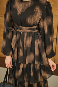 Kat Kat Dökümlü Şifon Elbise Siyah