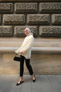 Kat Kat Fırfırlı Şifon Bluz  Ekru