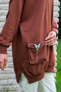 Kelebek Zincir Detaylı Tunik Kahverengi