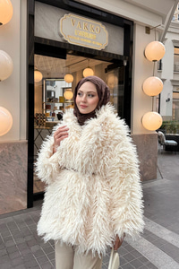 Kemer Detay Kısa Kürk Kaban Krem