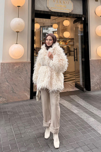 Kemer Detay Kısa Kürk Kaban Krem