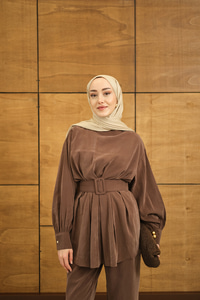 Kemer Detaylı Bisiklet Yaka Takım Kahverengi