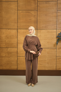 Kemer Detaylı Bisiklet Yaka Takım Kahverengi