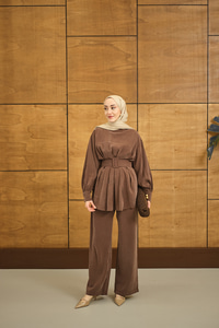 Kemer Detaylı Bisiklet Yaka Takım Kahverengi