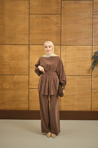 Kemer Detaylı Bisiklet Yaka Takım Kahverengi