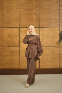 Kemer Detaylı Bisiklet Yaka Takım Kahverengi