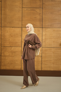 Kemer Detaylı Bisiklet Yaka Takım Kahverengi