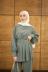 Kemer Detaylı Bisiklet Yaka Takım Petrol Yeşil