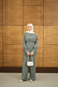 Kemer Detaylı Bisiklet Yaka Takım Petrol Yeşil