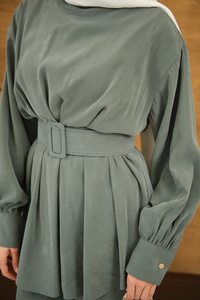 Kemer Detaylı Bisiklet Yaka Takım Petrol Yeşil