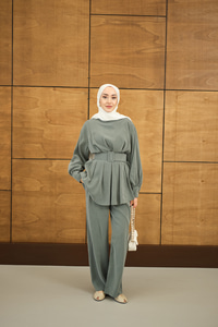 Kemer Detaylı Bisiklet Yaka Takım Petrol Yeşil