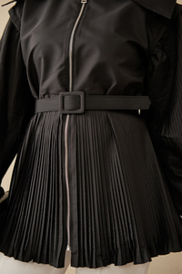 Kemerli Büyük Yaka Fermuarlı Kol Ve Bel Pileli Ceket Siyah