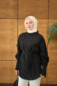 Kendinden Desenli Bel Bağlamalı Tunik Siyah