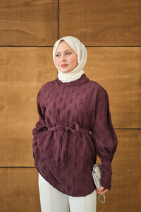 Kendinden Desenli Bel Bağlamalı Tunik Mürdüm