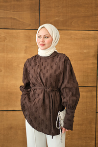 Kendinden Desenli Bel Bağlamalı Tunik Kahverengi