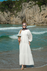 Kendinden Desenli Elbise Beyaz