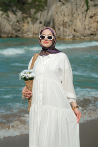 Kendinden Desenli Elbise Beyaz