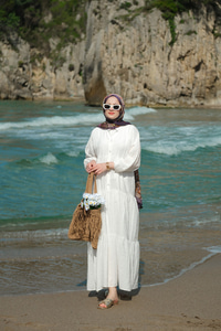 Kendinden Desenli Elbise Beyaz