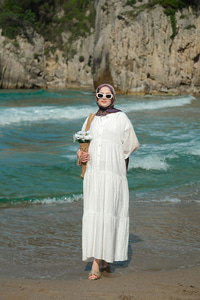 Kendinden Desenli Elbise Beyaz