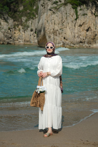 Kendinden Desenli Elbise Beyaz