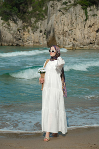 Kendinden Desenli Elbise Beyaz