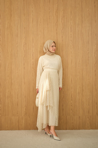 Kendinden Desenli Etekli Takım Krem