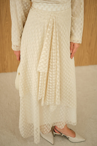 Kendinden Desenli Etekli Takım Krem