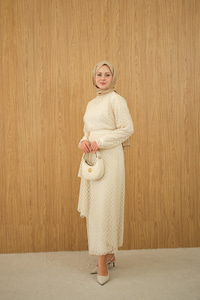 Kendinden Desenli Etekli Takım Krem