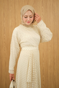 Kendinden Desenli Etekli Takım Krem