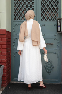 Kendinden Desenli Taş Detay Elbise Beyaz