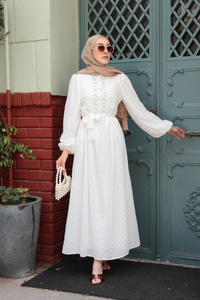 Kendinden Desenli Taş Detay Elbise Beyaz