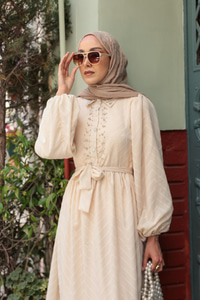 Kendinden Desenli Taş Detay Elbise Krem