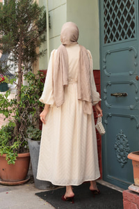 Kendinden Desenli Taş Detay Elbise Krem