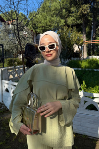 Kendinden Desenli Yaka Pelerinli Bel Bağlamalı Takım Fıstık Yeşil