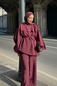 Kendinden Desenli Yaka Pelerinli Bel Bağlamalı Takım Bordo