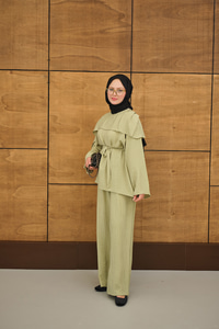 Kendinden Desenli Yaka Pelerinli Bel Bağlamalı Takım Fıstık Yeşil