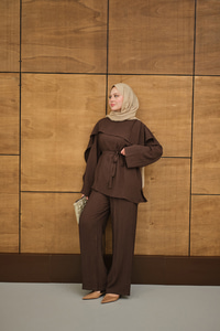 Kendinden Desenli Yaka Pelerinli Bel Bağlamalı Takım Kahverengi