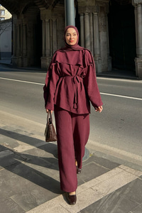 Kendinden Desenli Yaka Pelerinli Bel Bağlamalı Takım Bordo