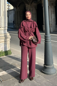 Kendinden Desenli Yaka Pelerinli Bel Bağlamalı Takım Bordo