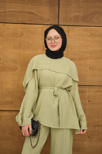 Kendinden Desenli Yaka Pelerinli Bel Bağlamalı Takım Fıstık Yeşil