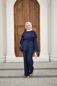 Kendinden Desenli Yaka Pelerinli Bel Bağlamalı Takım Lacivert