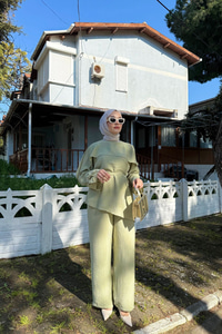 Kendinden Desenli Yaka Pelerinli Bel Bağlamalı Takım Fıstık Yeşil