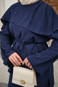 Kendinden Desenli Yaka Pelerinli Bel Bağlamalı Takım Lacivert