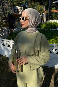 Kendinden Desenli Yaka Pelerinli Bel Bağlamalı Takım Fıstık Yeşil