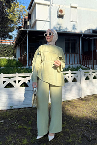 Kendinden Desenli Yaka Pelerinli Bel Bağlamalı Takım Fıstık Yeşil