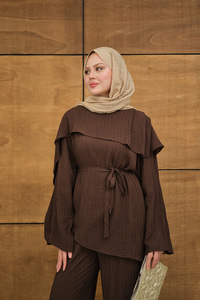 Kendinden Desenli Yaka Pelerinli Bel Bağlamalı Takım Kahverengi