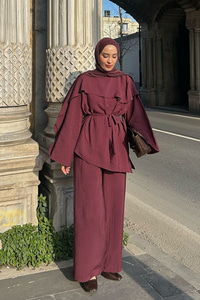 Kendinden Desenli Yaka Pelerinli Bel Bağlamalı Takım Bordo