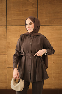 Kendinden Kemer Geçirme Detaylı Gömlek Yaka Takım Kahverengi