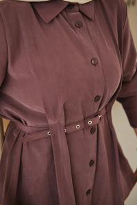 Kendinden Kemer Geçirme Detaylı Gömlek Yaka Takım Mürdüm