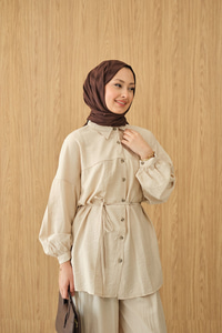 Kırışık Desen Bel Bağlamalı Gömlek Yaka Takım Krem
